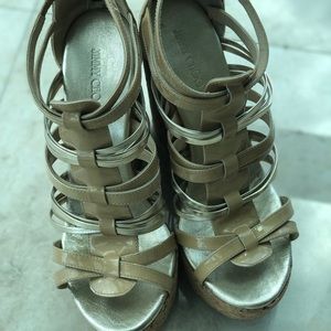 Jimmy Choo Gold Nude strappy cork Weges